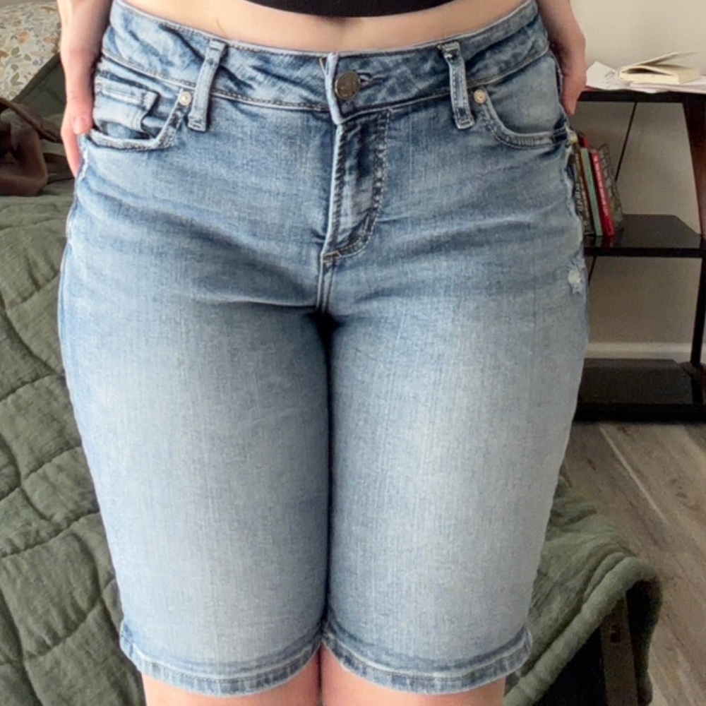 Silver Jeans Co. Relaxed Fit Denim Shorts – Size 9 – Light Wash